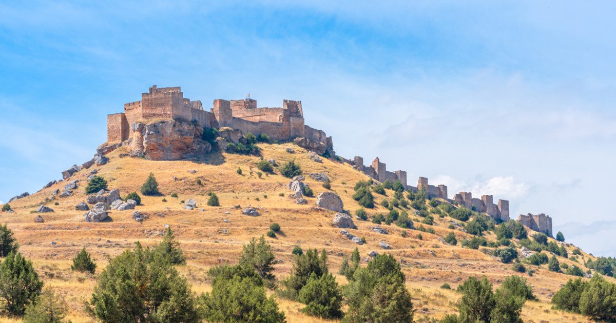 15 castillos y fortalezas de España para seguir las huellas del Cid Campeador