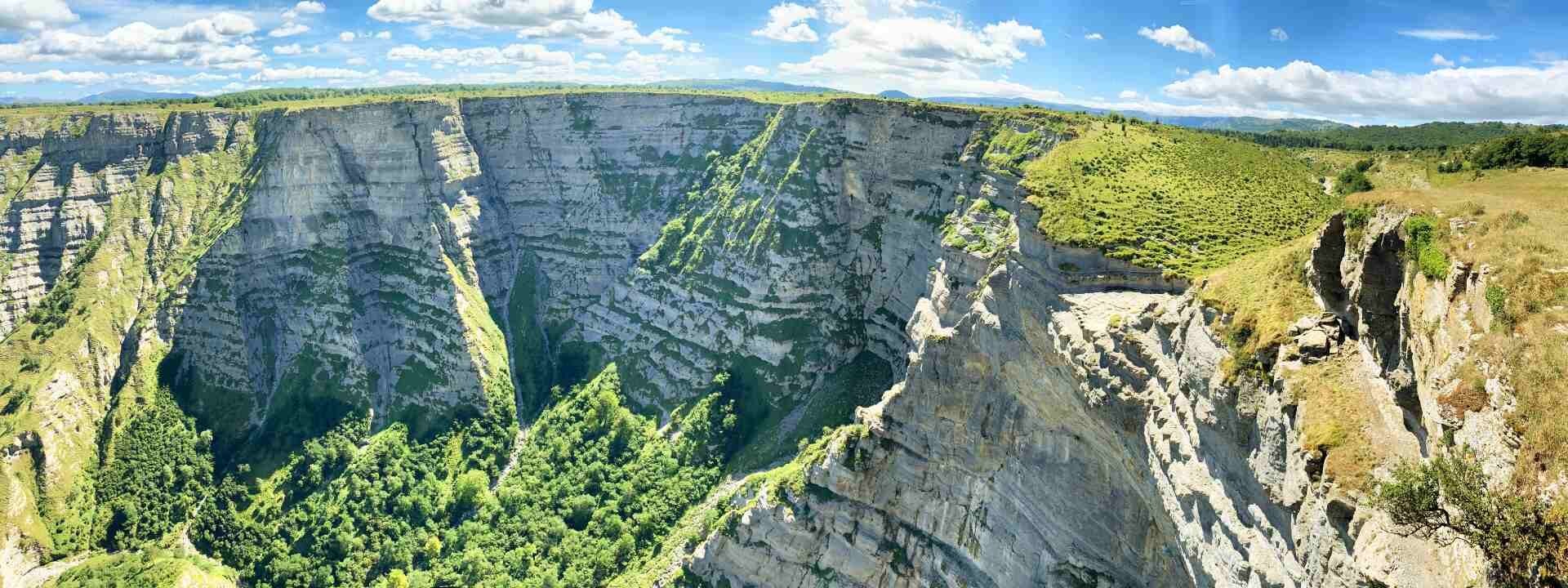 2537 hectáreas y un hayedo mágico: el Monumento Natural con vistas a la cascada más alta de España