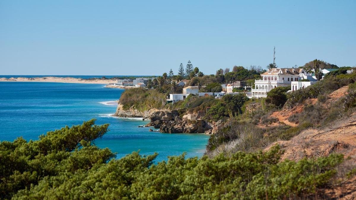 5 pueblos de Andalucía perfectos para un verano tranquilo: playas preciosas pero vacías y sin turistas