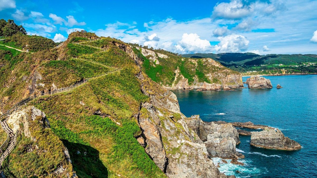 5 senderos costeros en Galicia para caminar junto al mar con vistas infinitas y pequeñas calas