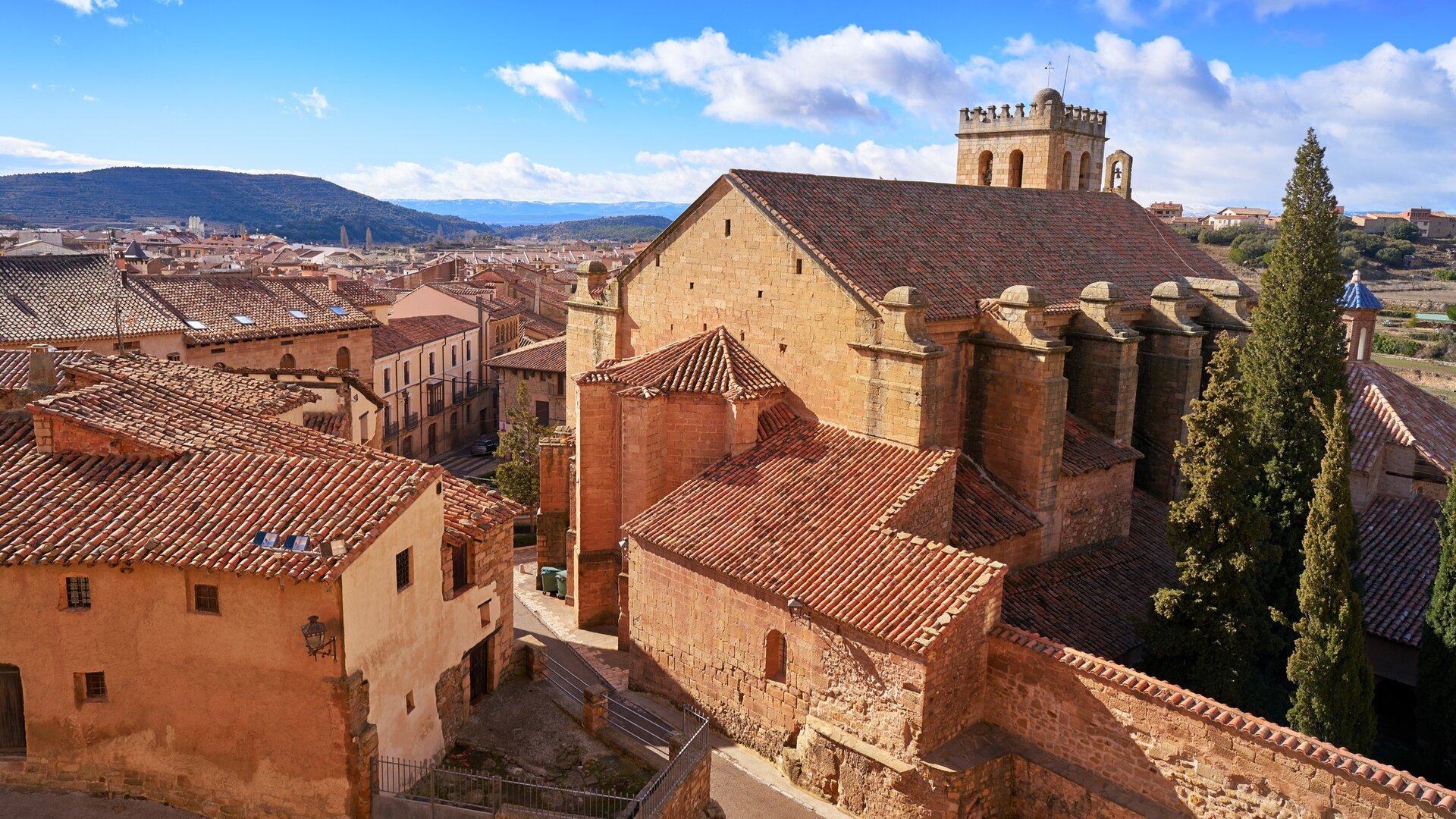 A 1035 metros de altitud y cruzado por un río: el pueblo medieval declarado Conjunto Histórico en Aragón