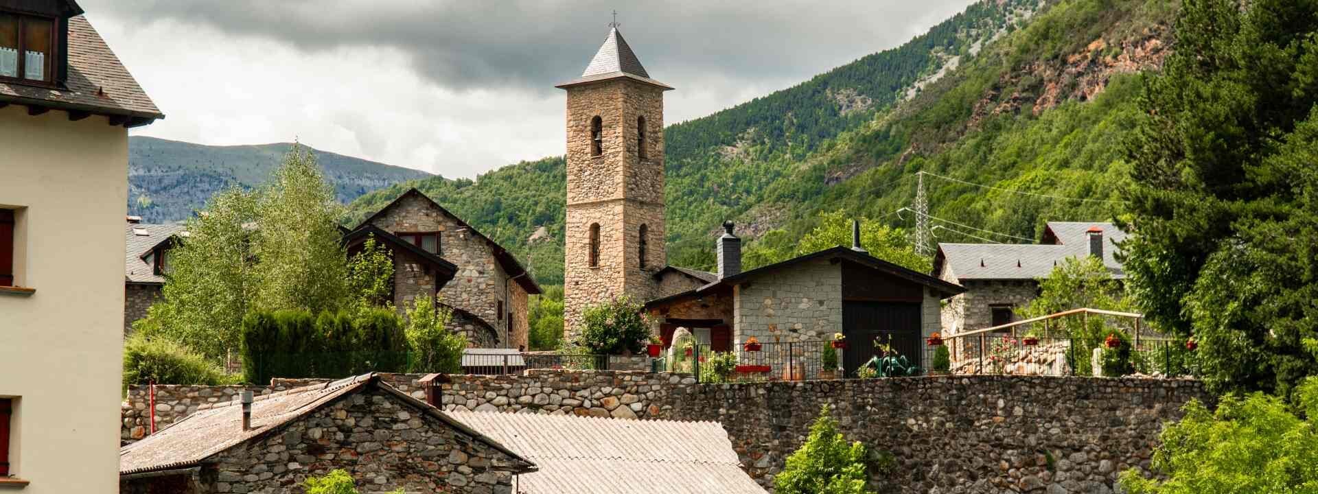 A orillas de un embalse a 1118 metros sobre el nivel del mar: el desconocido pueblo de Huesca con un paisaje espectacular