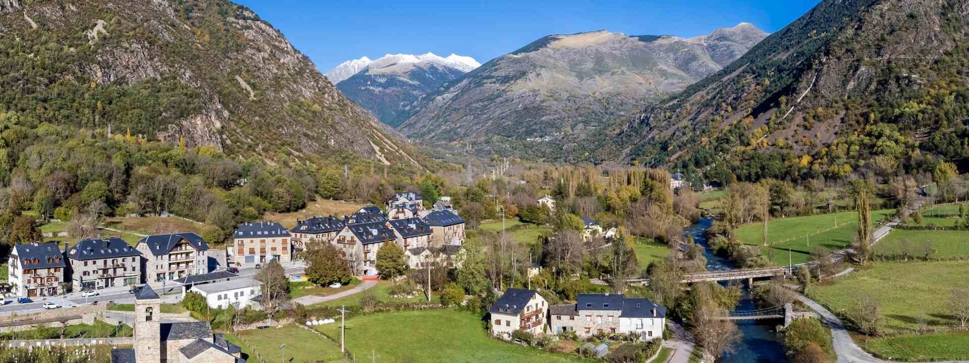 A orillas de un río a 1095 metros de altitud: el encantador pueblo del Pirineo que esconde un Patrimonio de la Humanidad