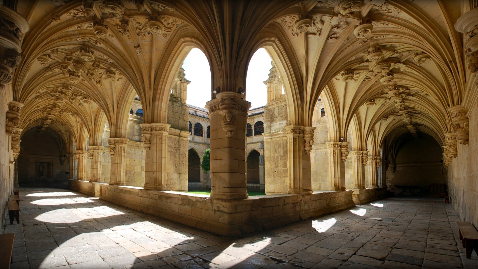 A orillas de un río: el pueblo medieval de Palencia con un magnífico claustro plateresco declarado Bien de Interés Cultural