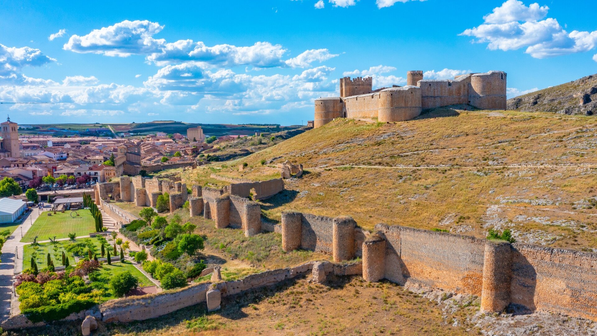 A orillas de un río: la villa medieval coronada por un imponente castillo en Soria