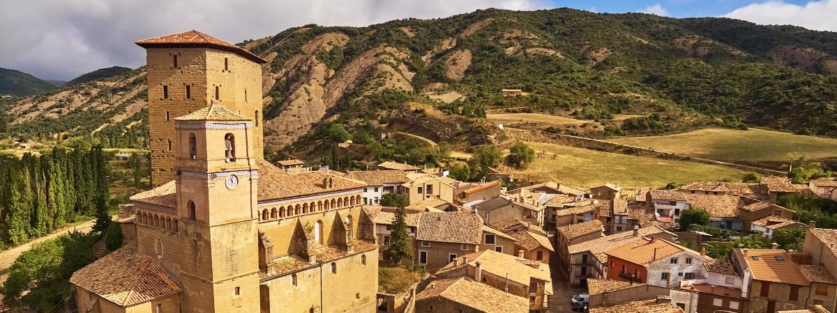 A orillas de un río y rodeado de montañas: el pueblo medieval de Aragón que esconde una torre-castillo