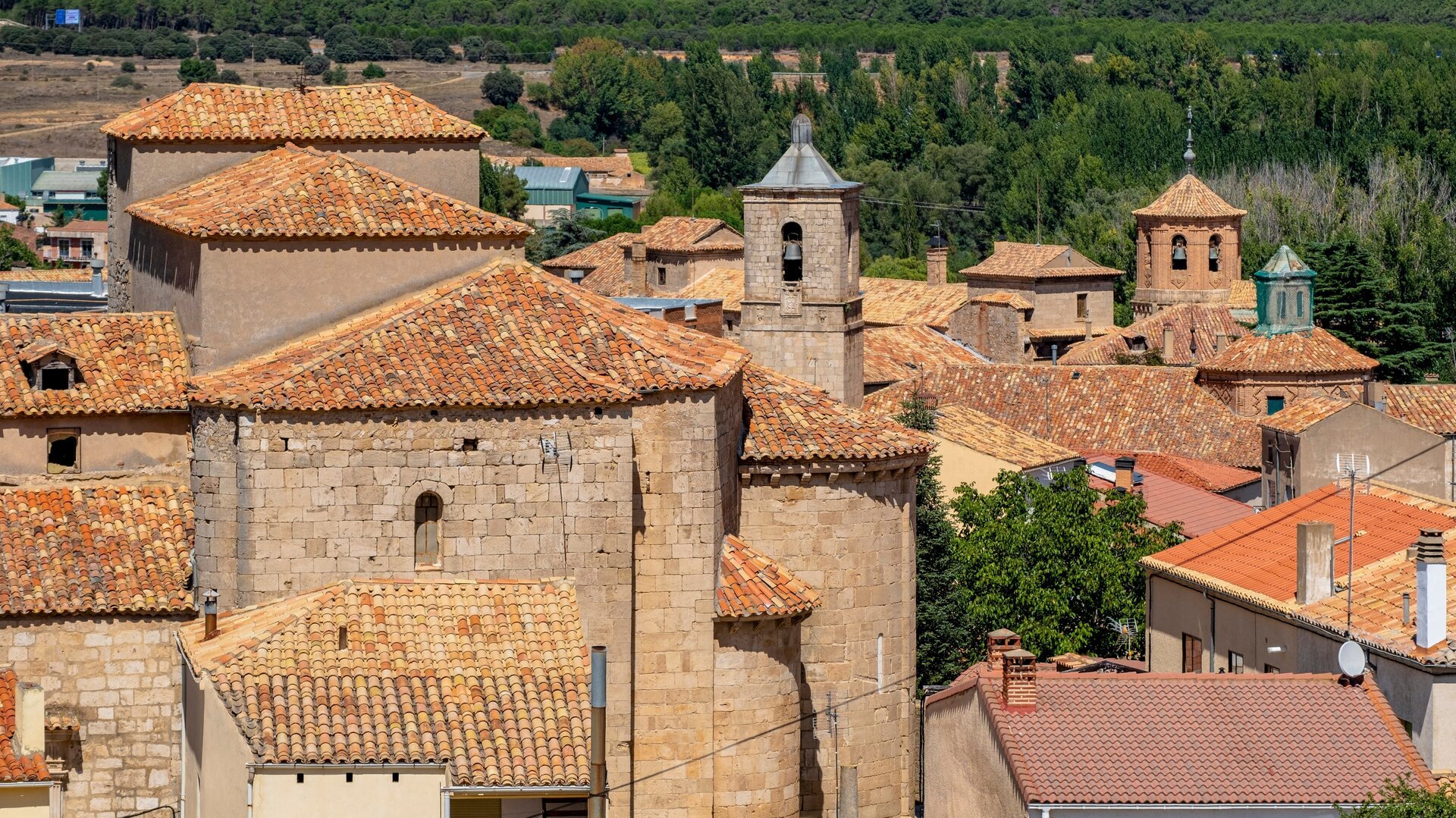 A orillas del Duero y rodeado de murallas: el pueblo soriano con un increíble patrimonio románico