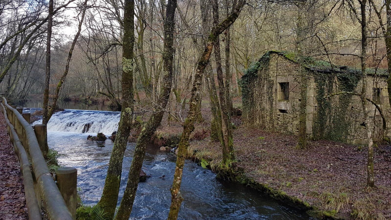 A un paso de Lugo: la ruta entre molinos perfecta para desconectar este verano sin alejarte de la ciudad