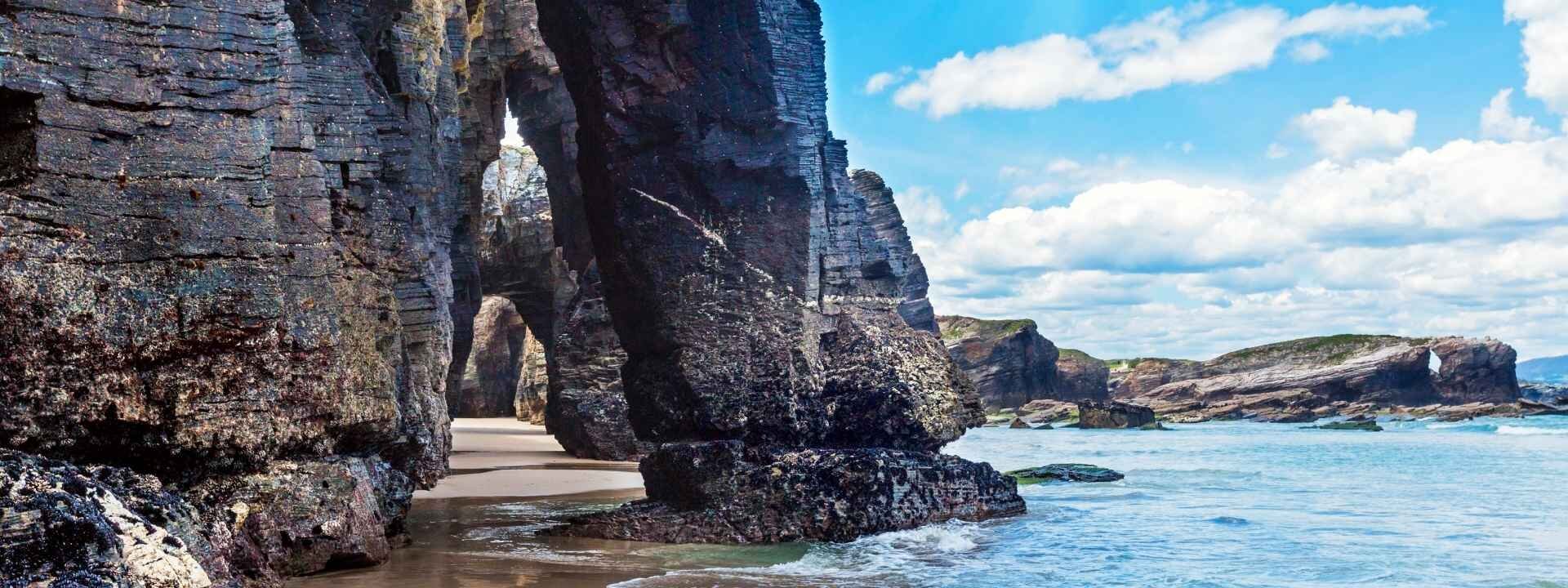 Acantilados y arcos espectaculares de 30 metros de altura: la insólita playa gallega declarada Monumento Natural