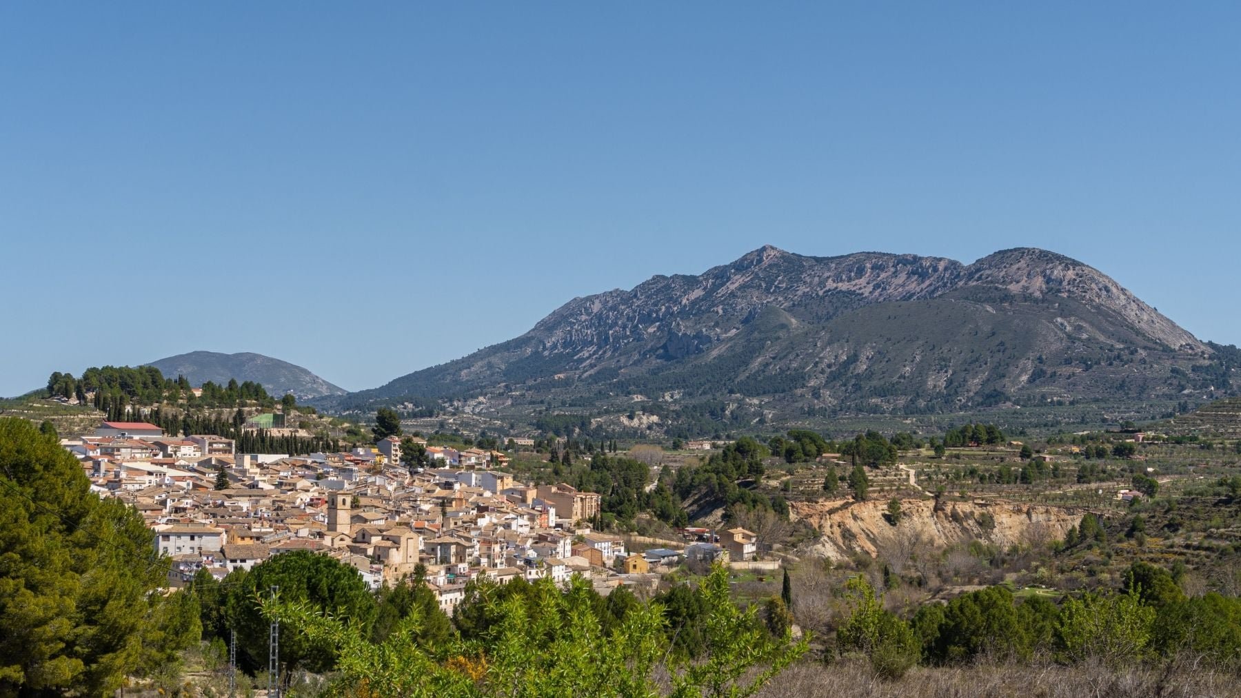 Aguas cristalinas y una cascada de cuento: el pueblo más bonito y desconocido de España