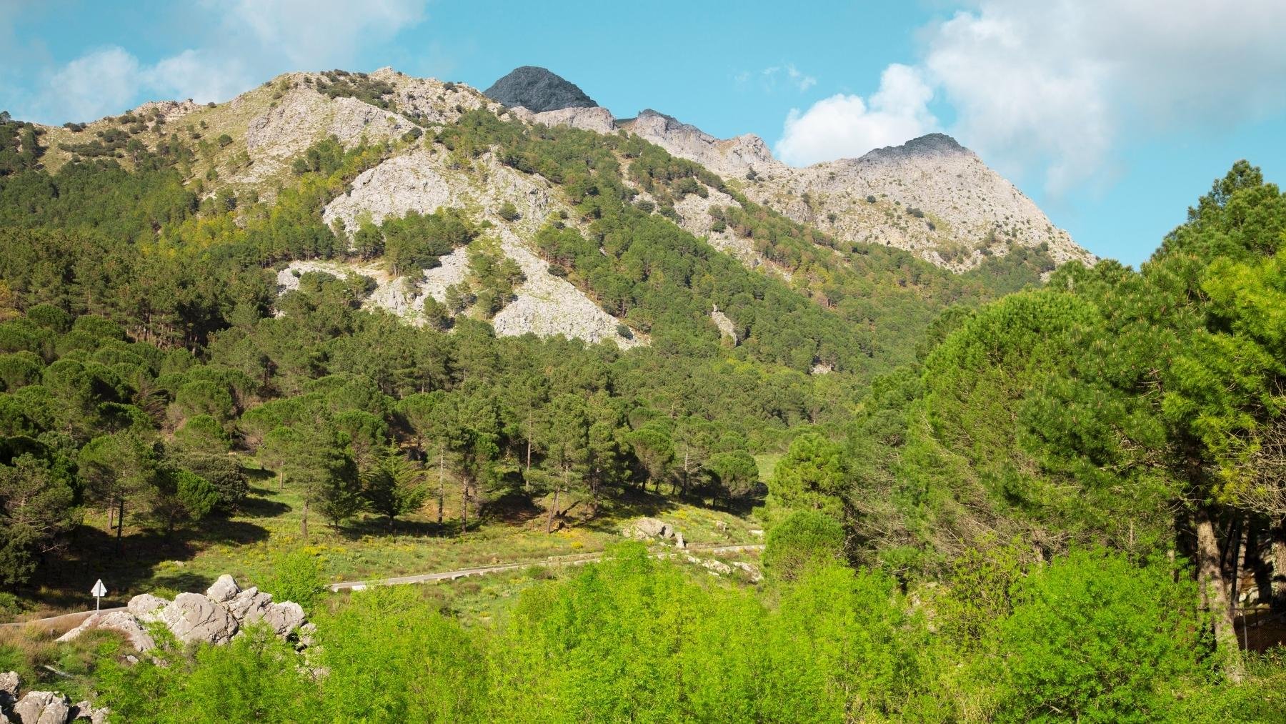 Aguas cristalinas y una ruta que parece de cuento de hadas: el rincón escondido que nadie cree que esté en España