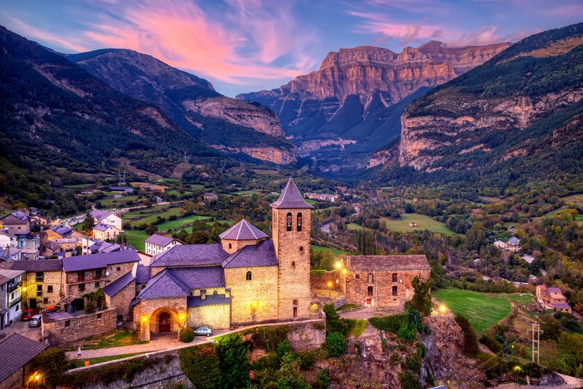 Al pie del Pirineo y medieval: el increíble pueblo de Huesca que es el paraíso de los senderistas dentro de un parque nacional