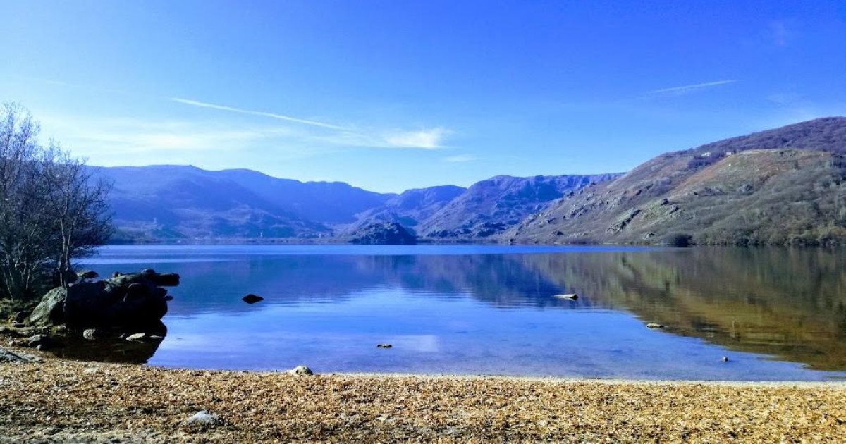 Así es «el mar de Castilla y León», el lago más grande de España y un lugar perfecto para refrescarse