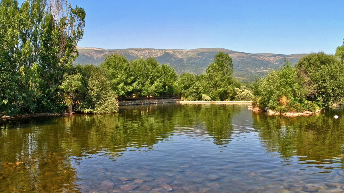 Así se refrescan miles de madrileños: los pueblos con río, piscina natural y fiesta incluida