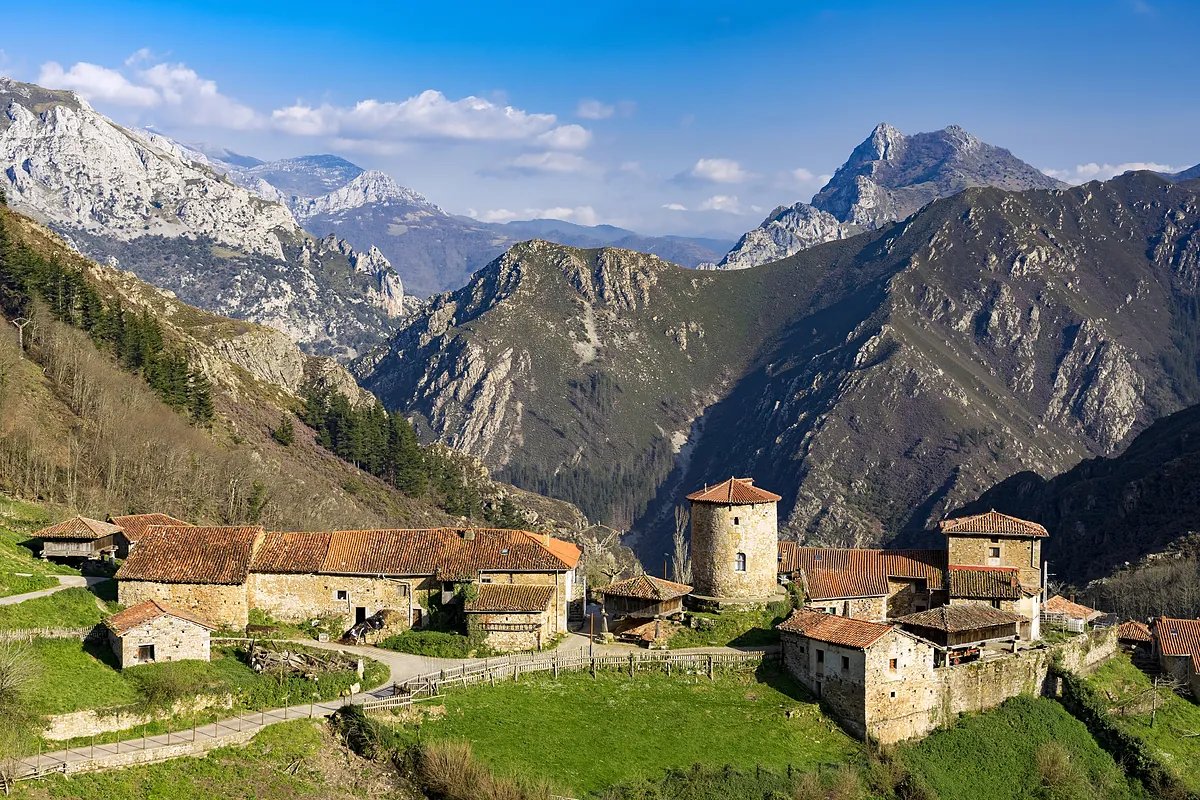Asturias mar adentro: desfiladeros legendarios, rutas mineras en bici y el  insólito alojamiento que ha dado vida a una aldea perdida