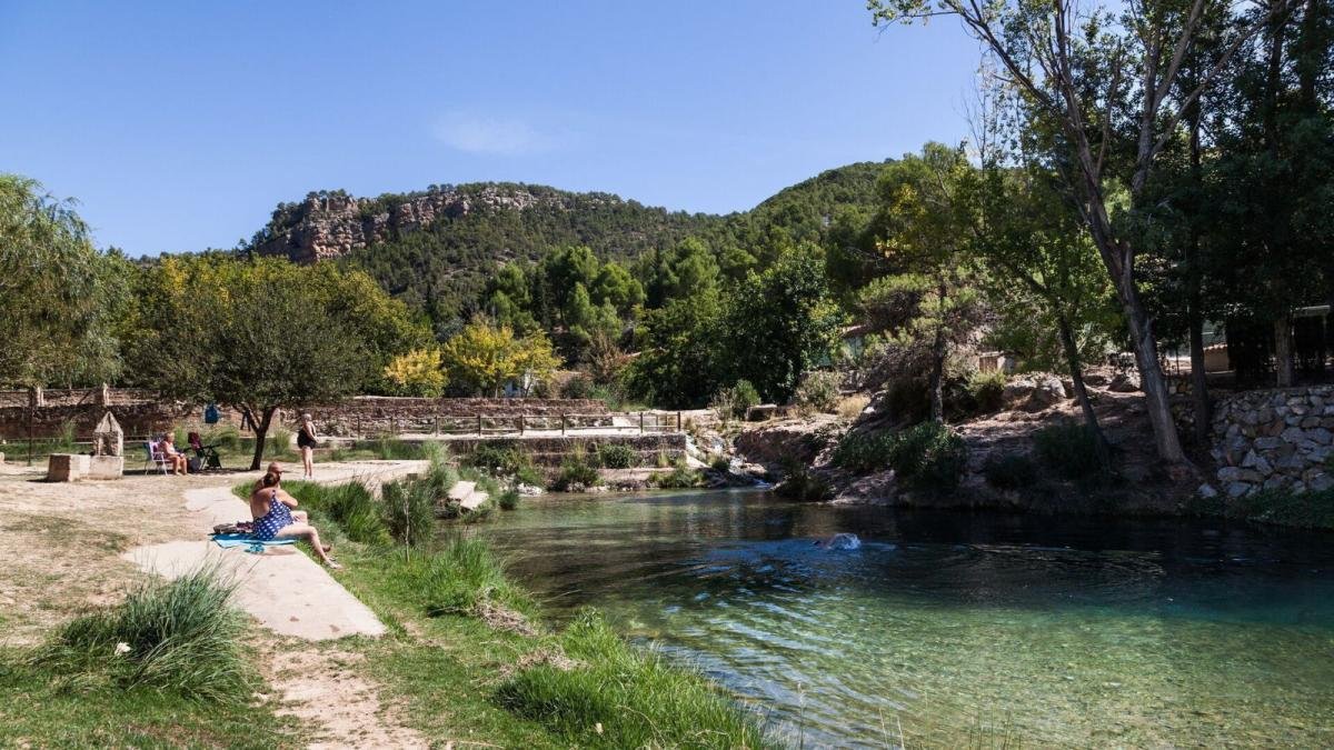 Bañarse en el nacimiento de un río es posible en esta piscina en medio de la naturaleza en este pueblo a una hora de Valencia