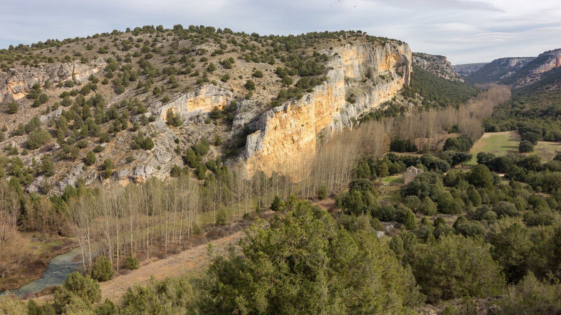 Bosques y cañones de hasta 150 metros de altura: el increíble parque natural esculpido por un río en Segovia