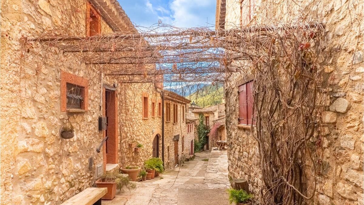 Calles empedradas y rutas de senderismo: el pueblo de Tarragona ideal para visitar en otoño