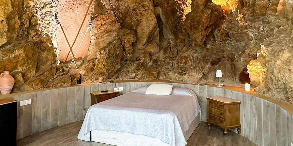 Casas excavadas en la montaña y cuevas fresquitas: así es el pueblo más bonito de Almería