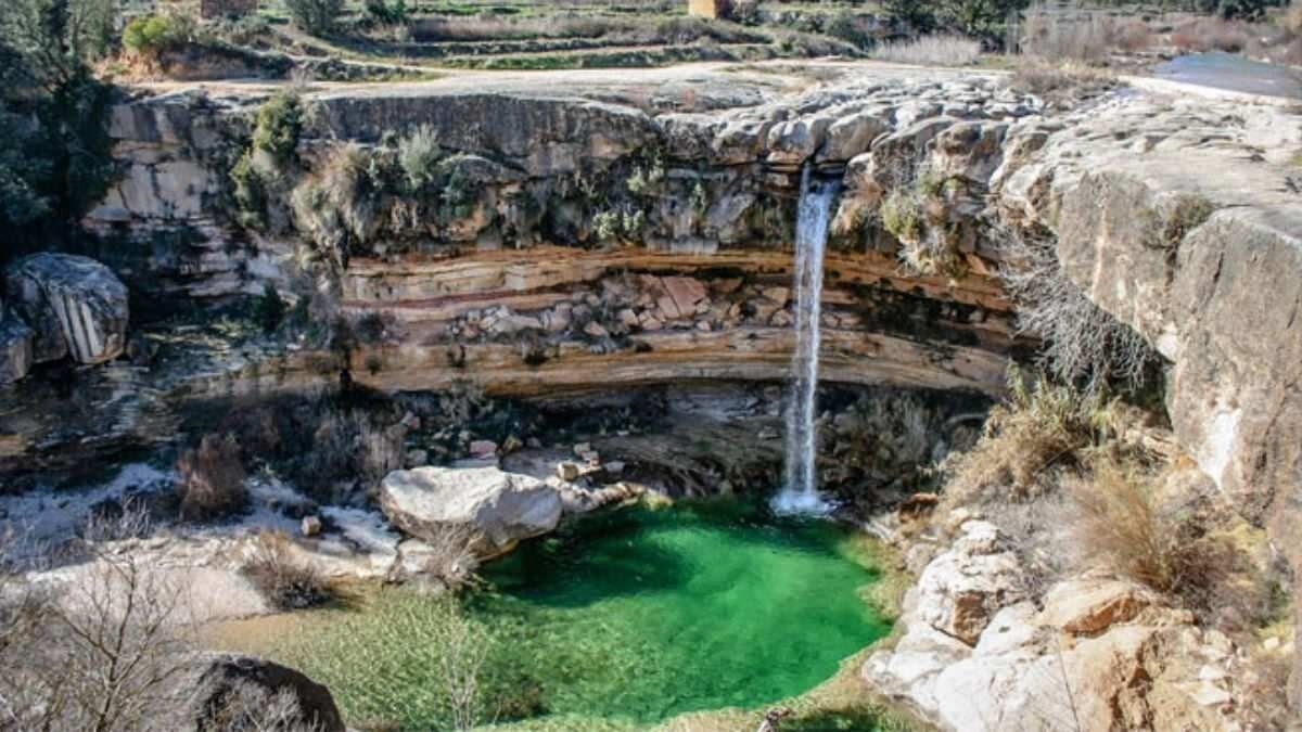 Cascada gigante y agua cristalina: la piscina natural más salvaje de Aragón