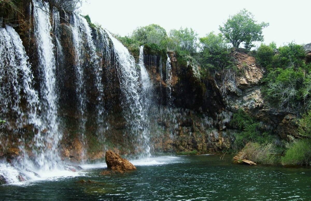 Cascadas y pozas cristalinas en un rincón de Teruel a más de 1.400 metros