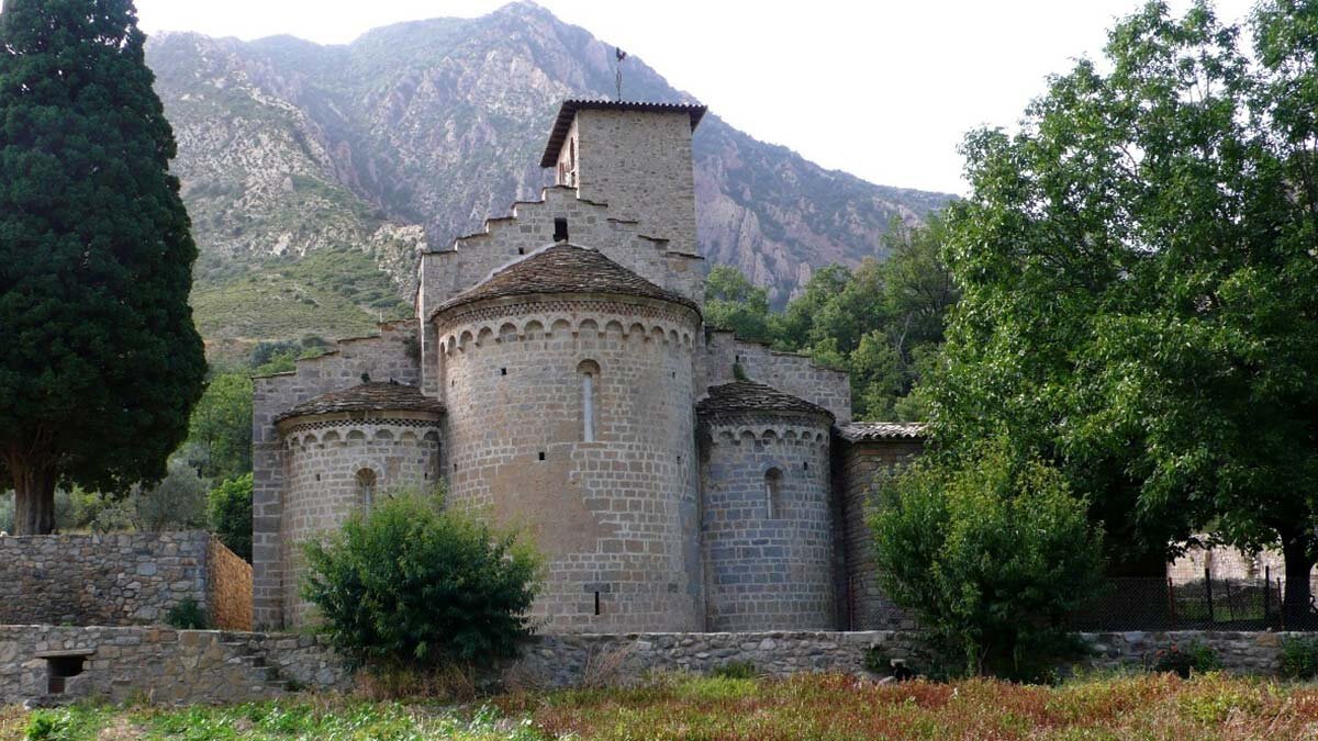 Con 82 habitantes y aguas cristalinas: el pueblo desconocido de Huesca con un embalse perfecto para practicar deportes acuáticos