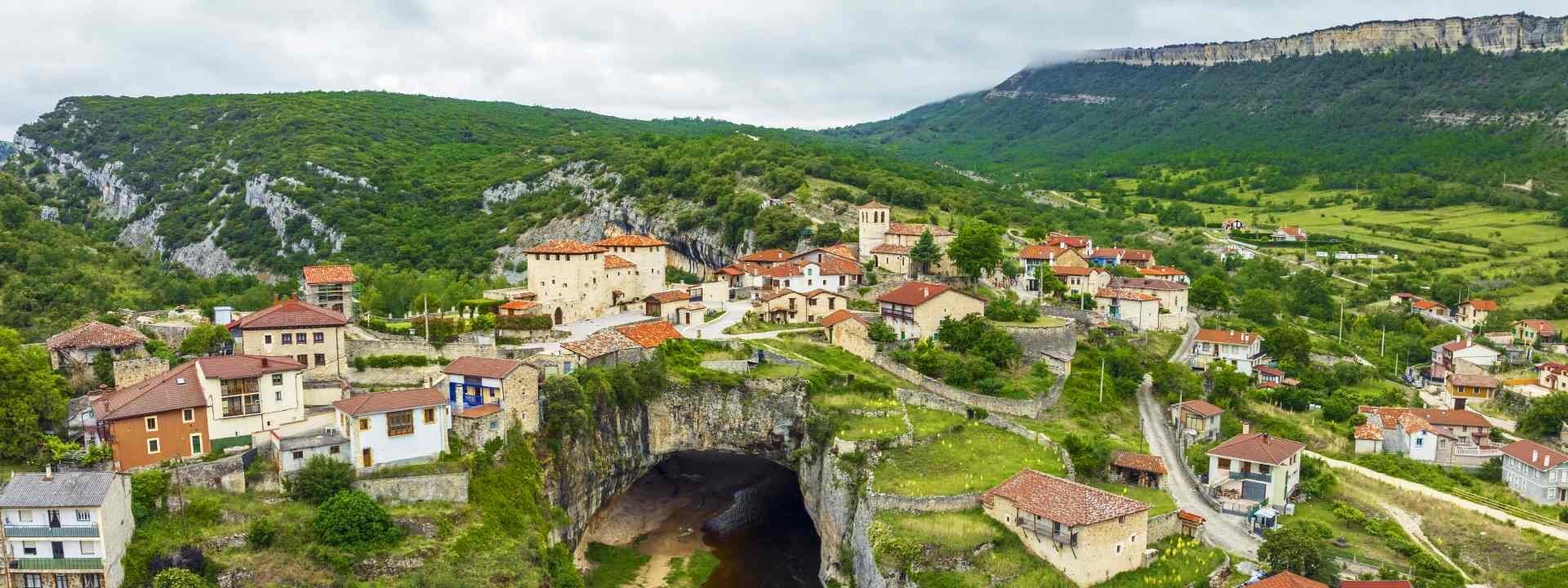 Construido sobre un arco de piedra que atraviesa un río: el curioso pueblo de Burgos con solo 50 habitantes