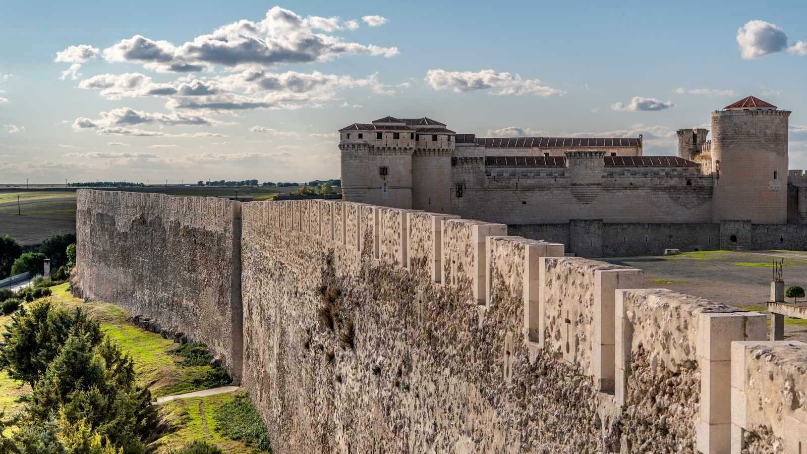 Declarada Conjunto Histórico: la villa medieval de Segovia con un imponente castillo rodeado de murallas