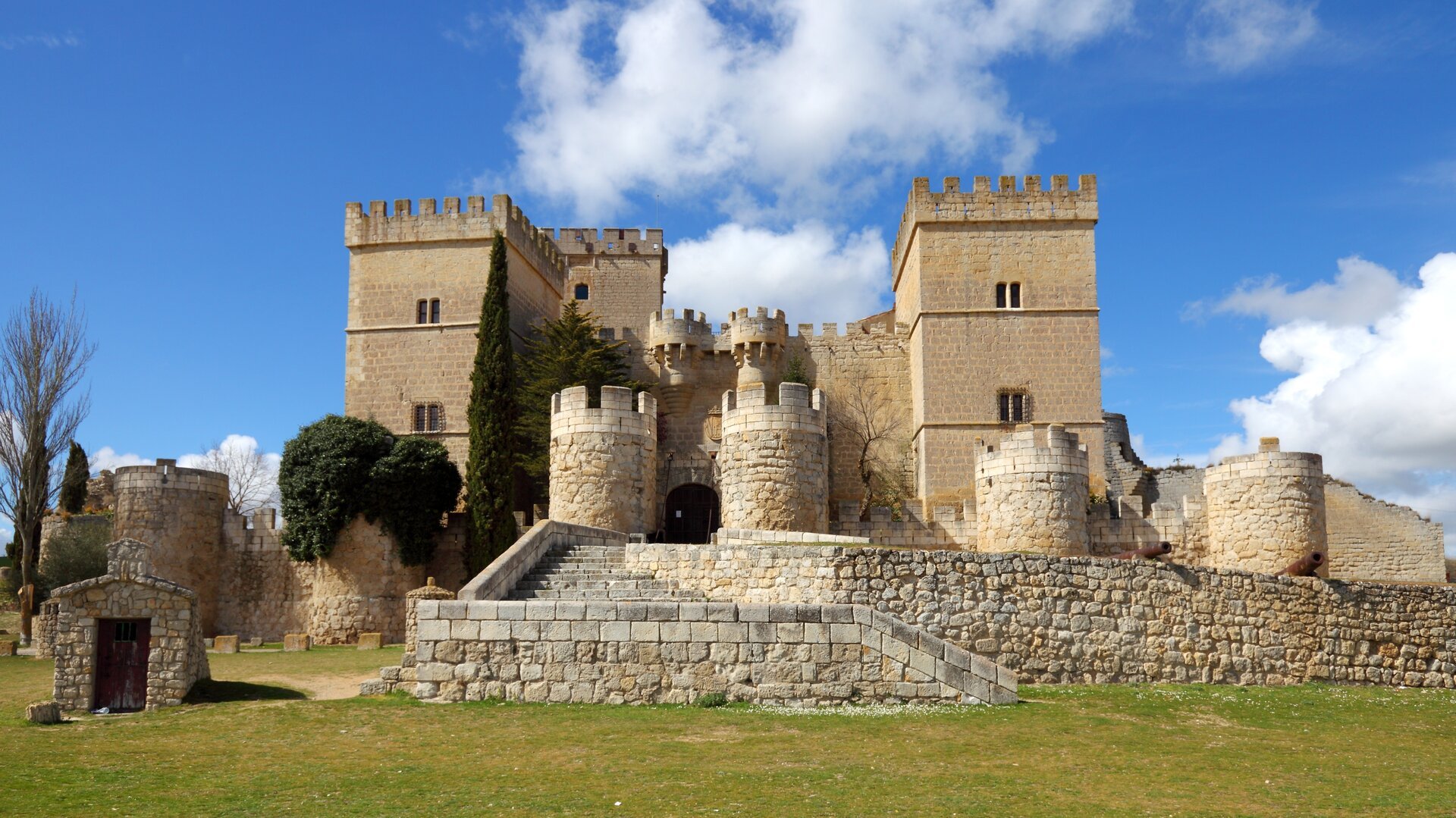 Declarado Bien de Interés Cultural: el pueblo de Palencia con un castillo medieval y calles empedradas
