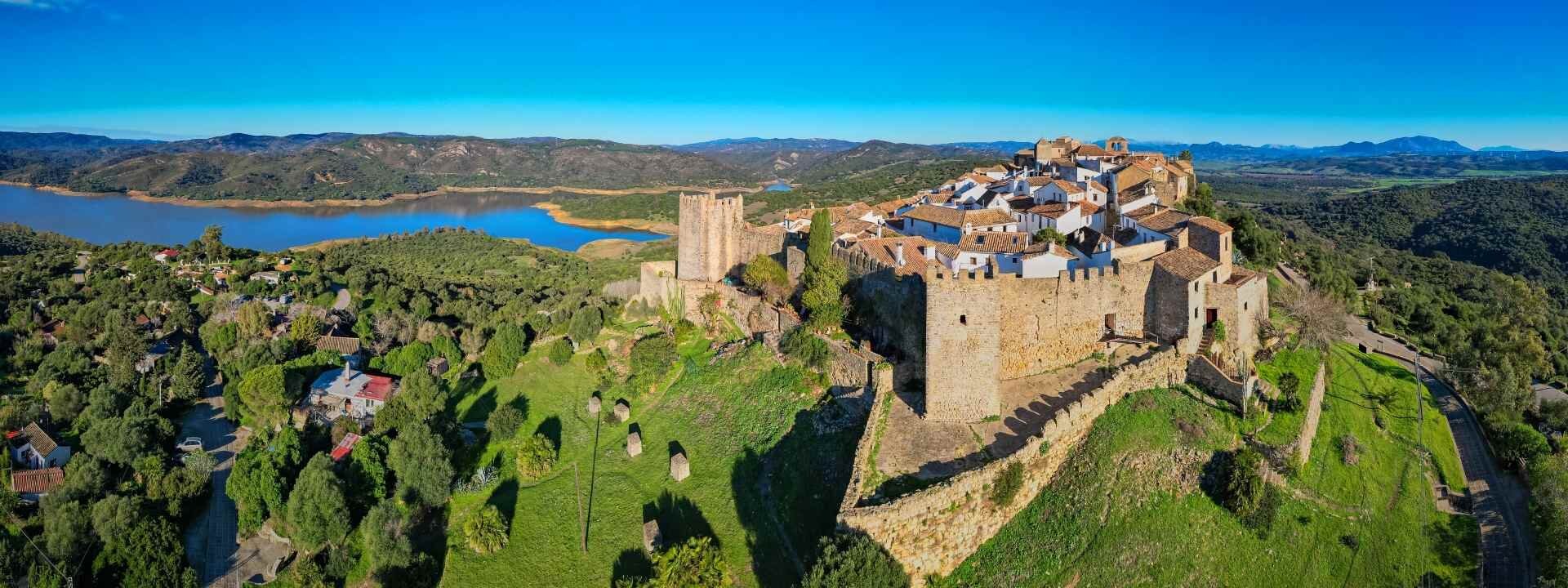 Declarado Bien de Interés Cultural: el pueblo que vive dentro de un castillo en un parque natural de ensueño