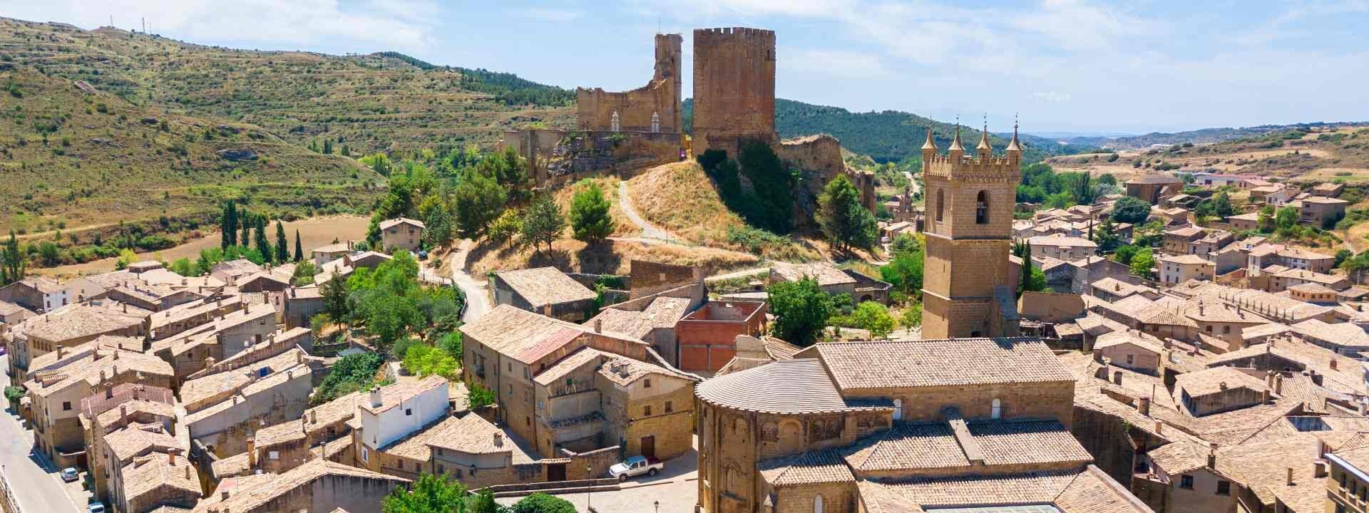 Declarado Bien de Interés Cultural y bordeado por un río: el bello pueblo a los pies de un castillo en Aragón