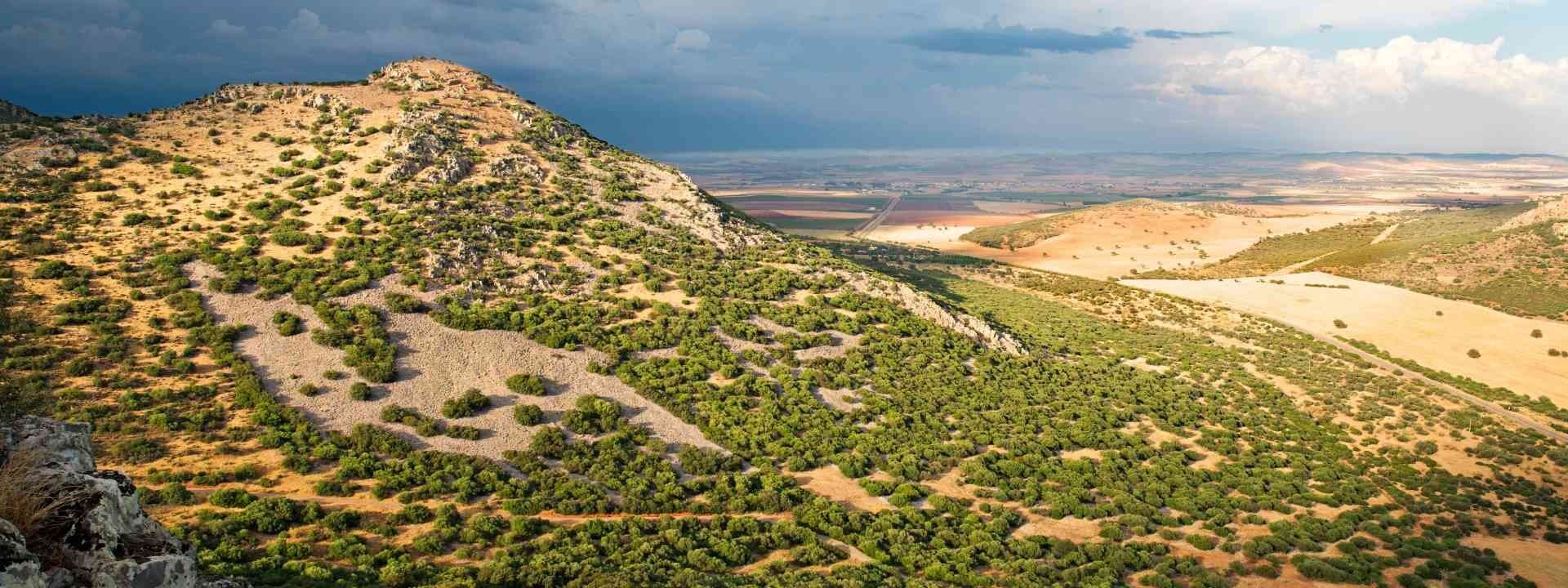 Declarados Monumento Natural: la laguna dentro de un cráter junto a un impresionante macizo volcánico