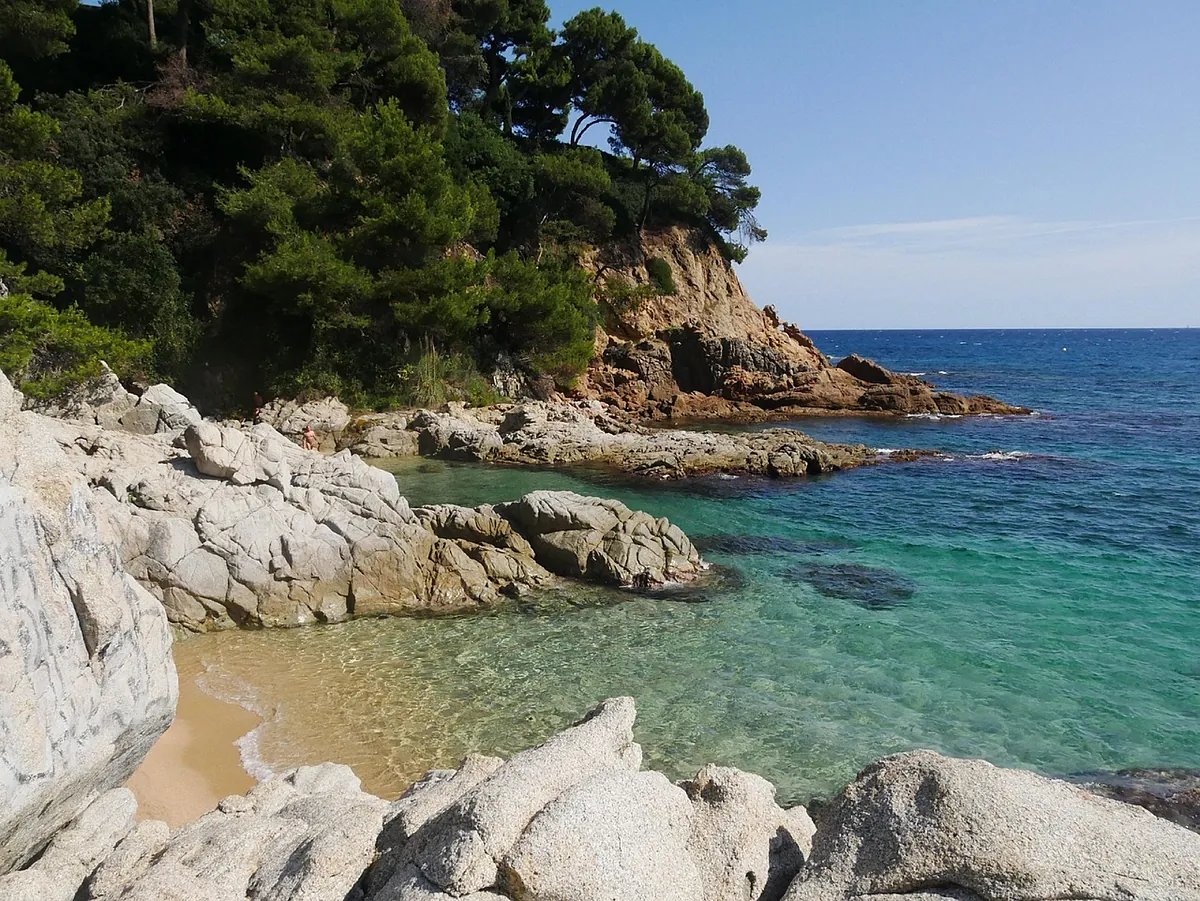 Desconocida y con poca gente: así es la cala a una hora y media de Barcelona donde van los amantes del snorkel y la tranquilidad