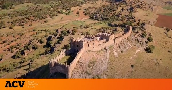 Descubre el desconocido castillo a un paso de Madrid: una fortaleza árabe fundida con la roca en lo alto de un cerro