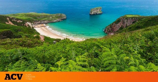 Descubre la playa escondida entre acantilados en Asturias: el paraíso virgen que te descubre la revista 'Viajar' para una escapada en verano
