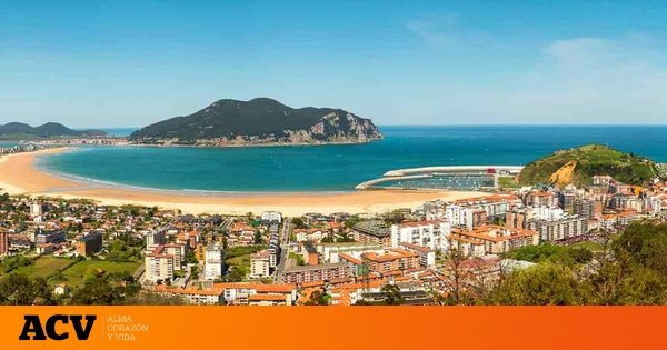 Descubre la villa marinera con la playa más larga del Cantábrico y un pasado histórico fascinante: cuna de alianzas reales y retiro de emperadores