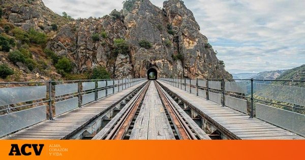 Descubre una ruta única en España: 17 km andando por una antigua vía de tren entre túneles, desfiladeros y puentes colgantes