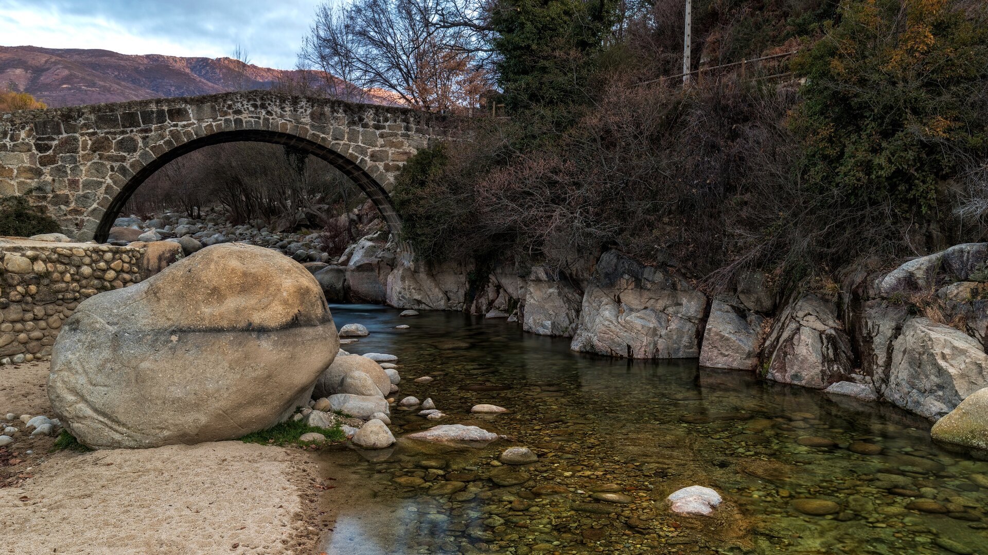 Dominado por una fortaleza medieval: el bonito pueblo con piscinas naturales a las faldas de la Sierra de Gredos