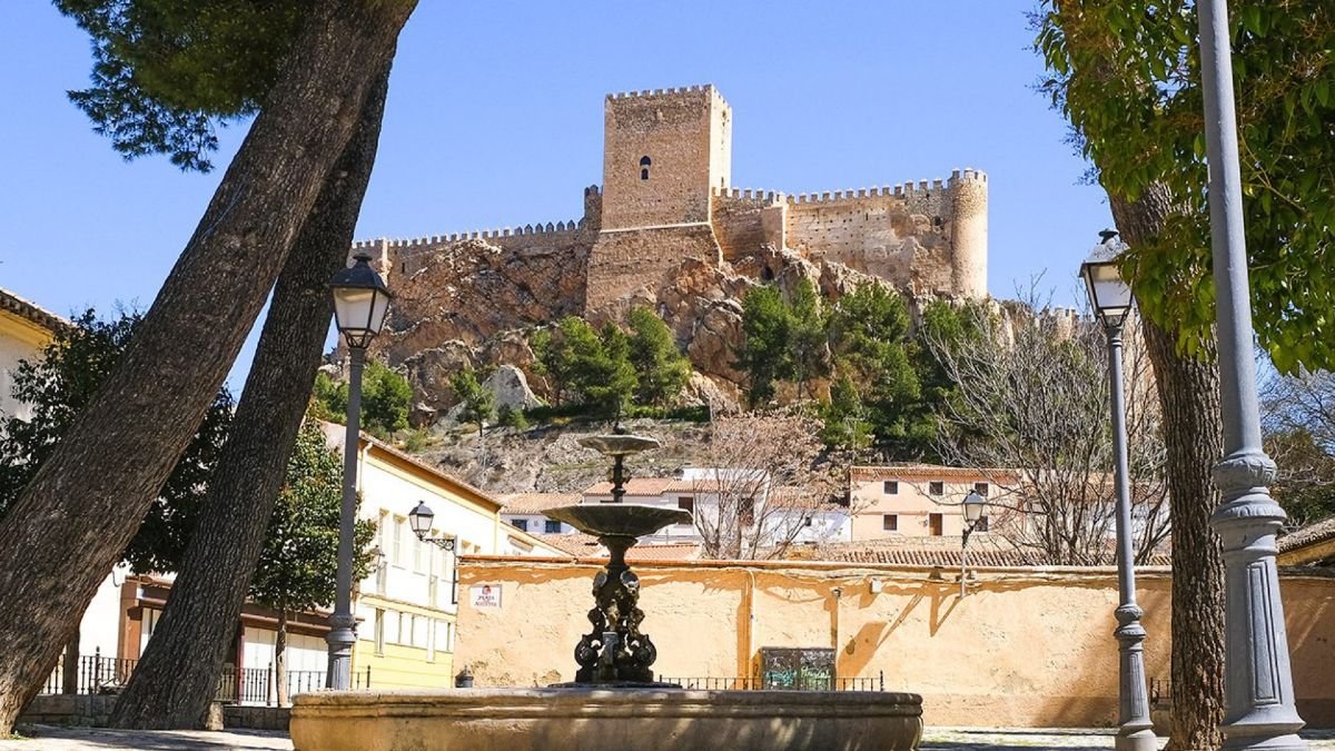 El bonito pueblo de Albacete que es uno de los más impresionantes de España: con un imponente castillo y un legado histórico clave