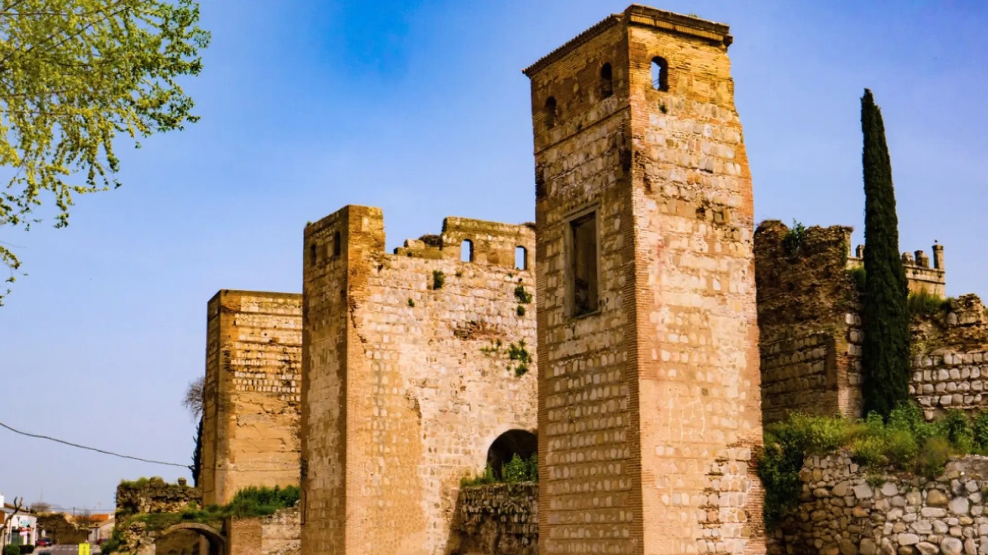 El bonito pueblo de Toledo con un castillo medieval donde ocurre una de las escenas más importantes del 'Lazarillo de Tormes'