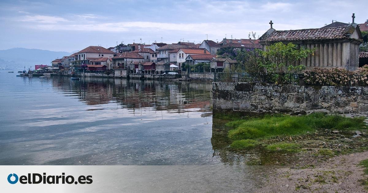 El bonito pueblo marinero que parece detenido en el tiempo: hórreos junto al mar y calles de piedra