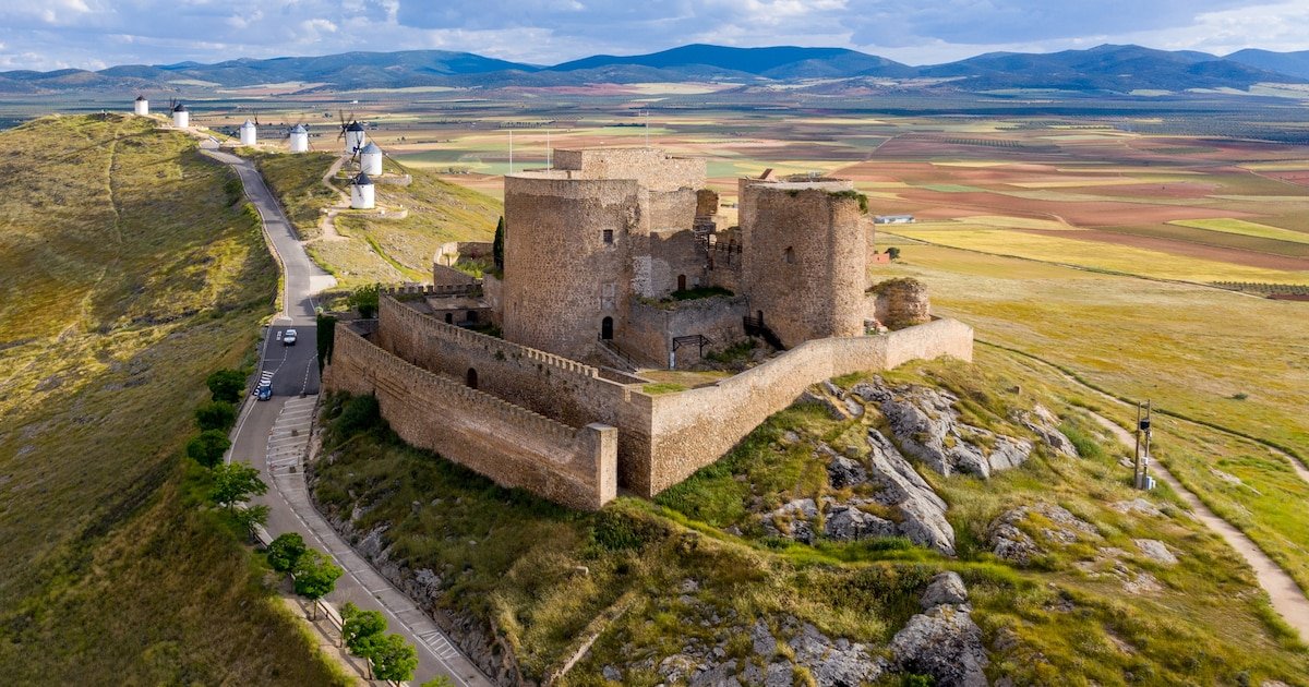 El castillo árabe del siglo X situado en lo alto de una colina y rodeado de impresionantes molinos: es de los mejor conservados de La Mancha