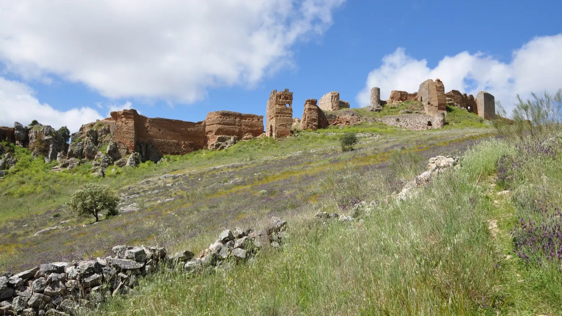 El castillo de origen árabe que se alza en lo alto de uno de los pueblos más bonitos de Badajoz