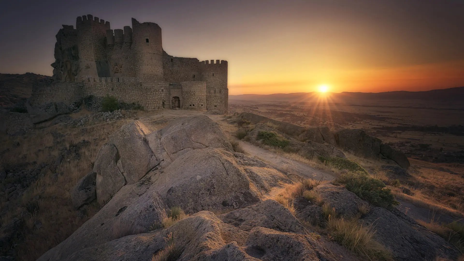 El castillo gótico situado en la cima de una montaña que es uno de los más impresionantes de Ávila