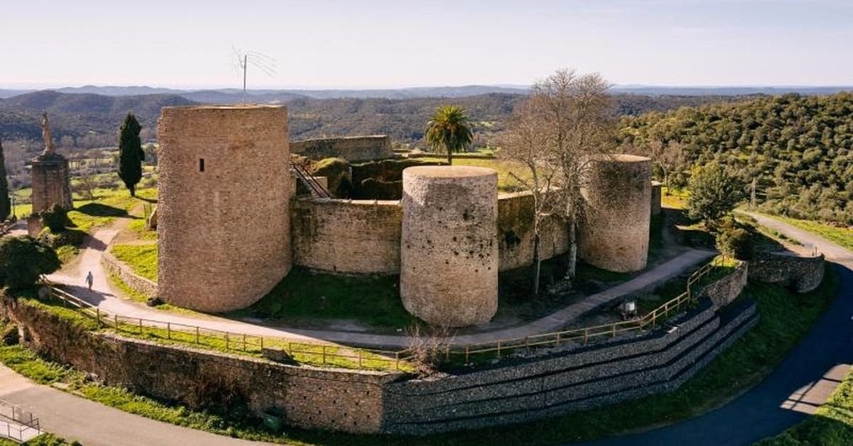El castillo medieval que se levanta sobre uno de los pueblos más bonitos de la provincia de Sevilla