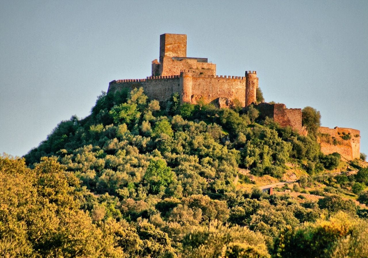 El castillo templario del siglo XIII con vistas a Portugal que sigue intacto y nadie visita