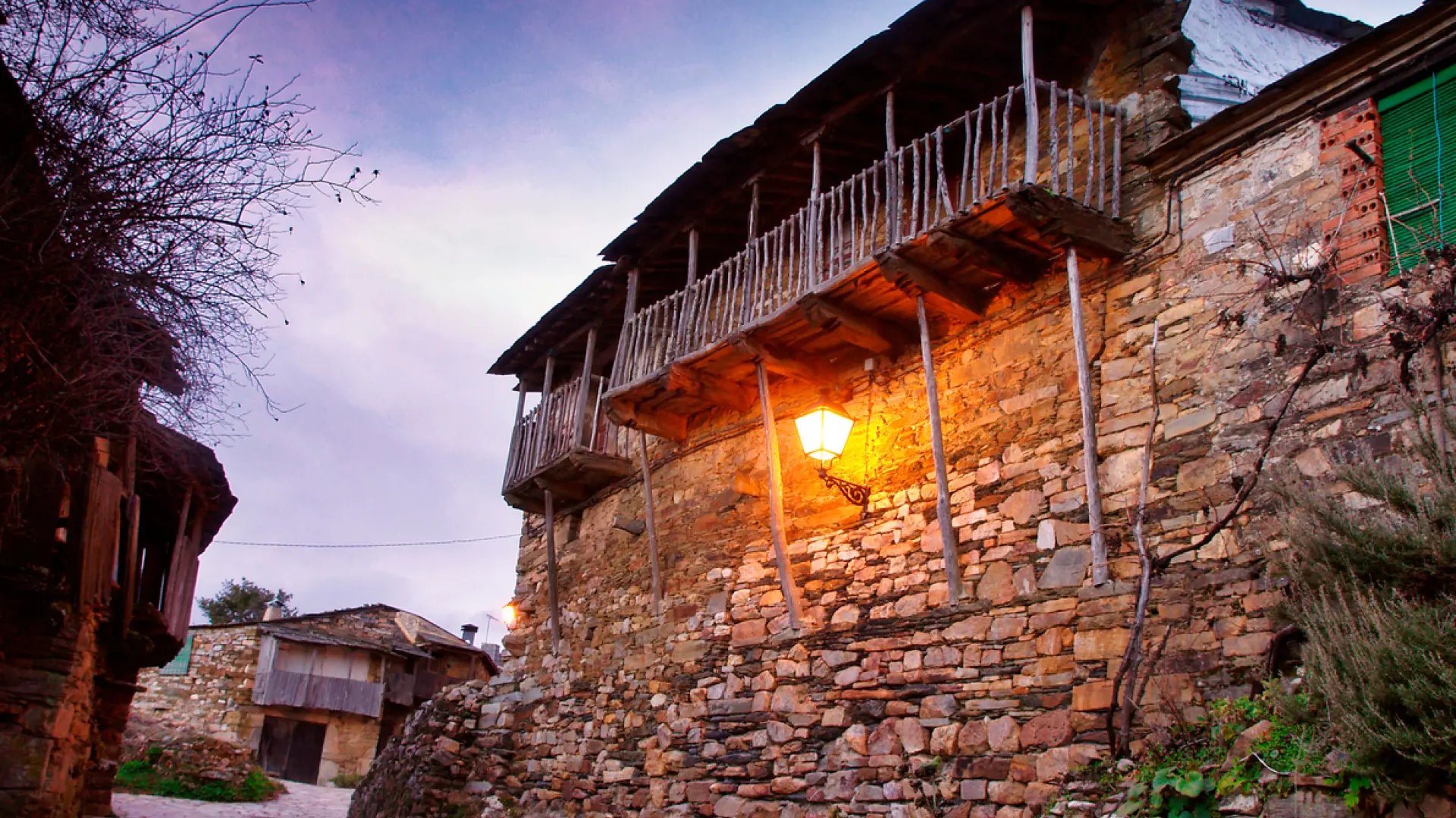 El desconocido pueblo de Zamora con casas de piedra y pizarra detenido en el tiempo