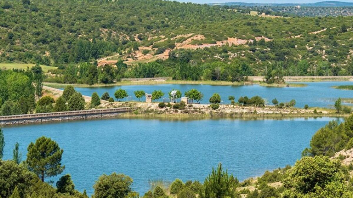 El embalse de Aragón que parece una playa: se esconde en un pueblo de Teruel
