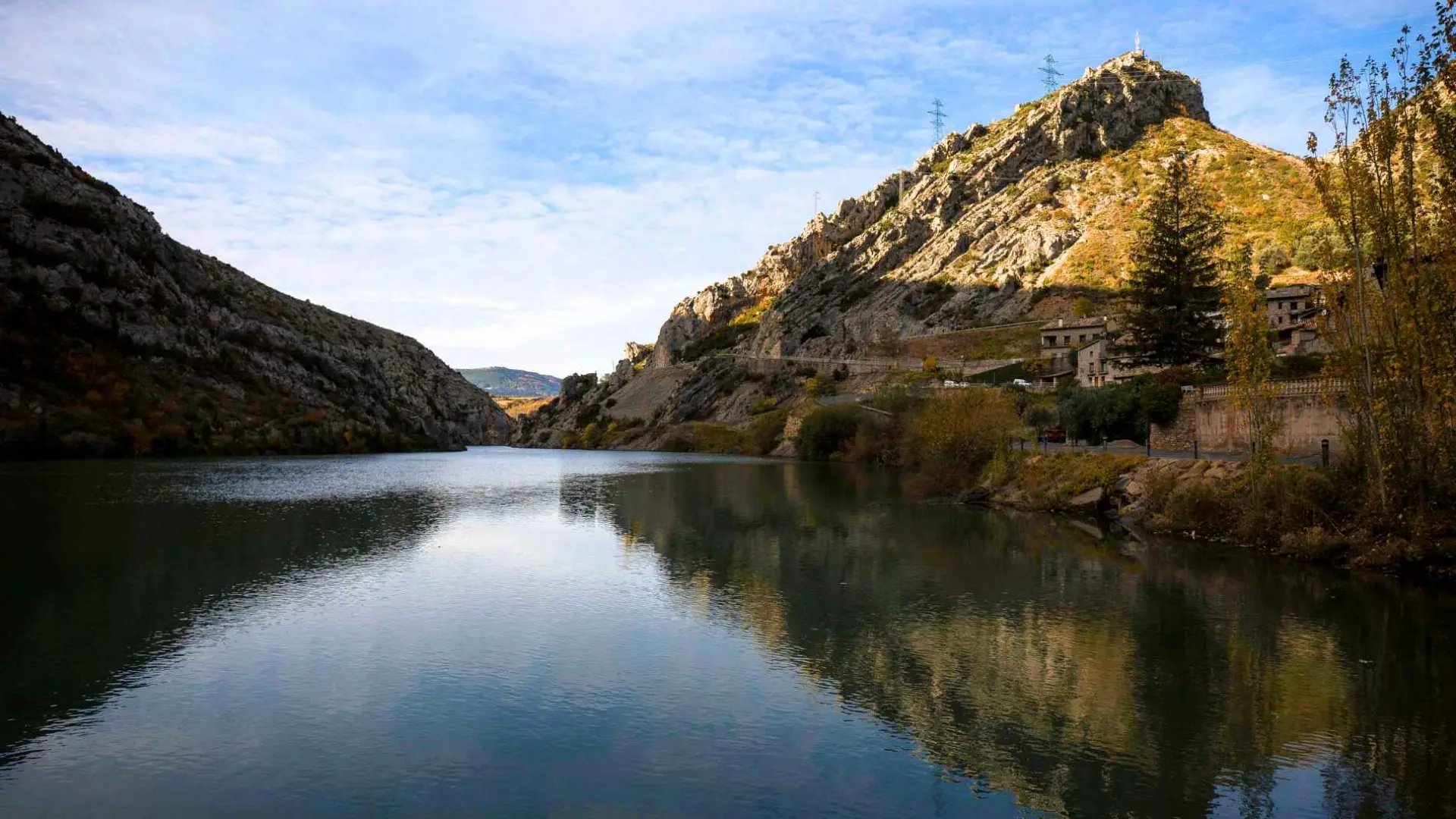 El embalse de un pueblo pequeño de Huesca con aguas cristalinas: una joya escondida para descubrir este verano