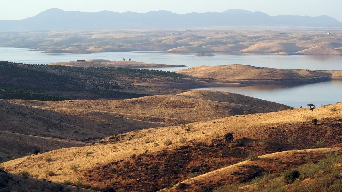 El embalse más grande de España y el tercero de Europa: casi 14.000 hectáreas de agua que cambiaron para siempre el paisaje de Extremadura